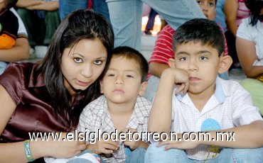 30042007
Ana Laura Chávez, Érick Ríos Ramírez y Juan Gerardo.