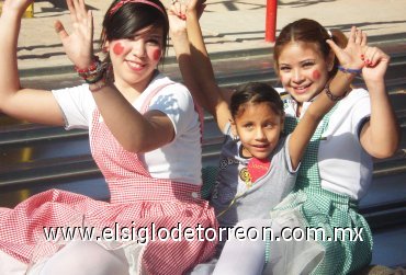 30042007
Jazmín, alumna de Ver Contigo con sus madrinas.