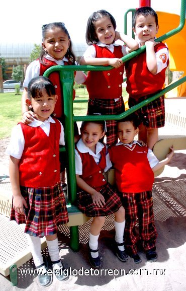 30042007
Natalia Silva, Sofía Martínez, Danictza Cháidez, Roberto de la O, Paulina Luévanos y Alejandro Pizarro.