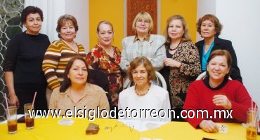29042007
Alicia de Fernández festejó su onomástico, en la compañía de Ofe de Luna, Horte de Ávila, Martha de Navarro, Cony de Sandoval, Rose de Valdez, Olga de Martínez, Martha de Moreno y Estela de Lara.