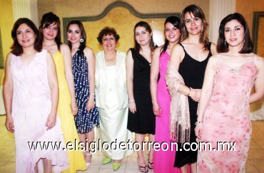 29042007
Aurora del Carmen Echálaz Guevara celebró su cumpleaños junto a Claudia, Lucero, Mónica, Aída, Norita y Ana Luisa.