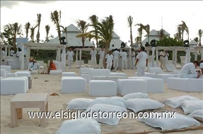 Tras la liturgia, en donde la cantante prometió amor eterno a su ahora esposo, se ofreció a los invitados un espectáculo típico del lugar: el juego de pelota Pok ta poc, y  una recepción en la playa Mayacobá.