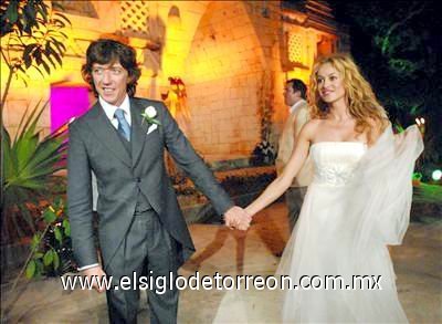 Luego de su sesión de fotos, la intérprete salió del parque para posar con un vestido de novia de la diseñadora española Rosa Clara y dar sus impresiones del momento.