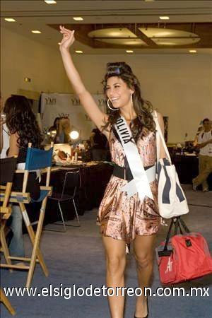 La representante de Bolivia, Jessica Jordan Burton saluda en el hotel Camino Real, donde se desarrolla Miss Universo 2007.