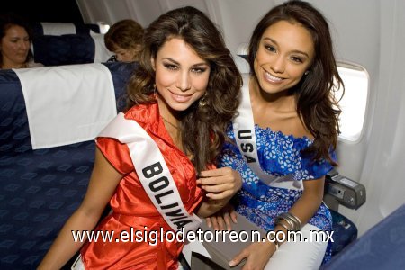 Miss Bolivia 2007, Jessica Jordan Burton, y Miss EEUU 2007, Rachel Smith (D), posan en el avión de Méxicana de Aviación, durante una de las actividades del Concurso Miss Universo 2007.