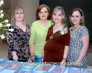 03052007
Ana Cecilia Rivas de Cumplido junto a María Esthela Kuster de Rivas María Esthela Rivas y Sandy Rivas de Alarcón, anfitrionas de su fiesta de canastilla