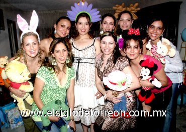 03052007
Gabriela María Hernández de Orozco, acompañada de sus amigas en la fiesta de muñecos para su bebé.