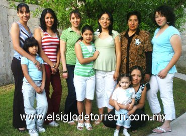 03052007
Vero junto a Eli Cortinas, Velia Jacobo, Gaby Cortinas, Viri Romo, Julia Alvarado, Liliana Rivera, Miriam Sánchez, Bere Romo y Azul Sánchez.