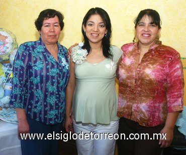 03052007
Vero junto a las anfitrionas, Alicia Díaz de Rivera y Verónica Márquez de Romo.