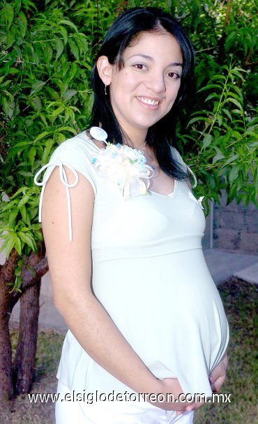 03052007
Verónica Romo de Rivera disfruta  de una fiesta de canastilla para su bebé.