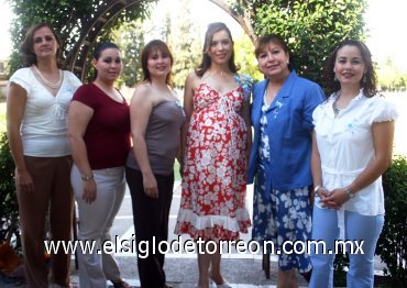 04052007
Gabriela de Orozco junto a María Elena de Hernández, Pily de Orozco, Liliana de De Villa, Violeta de Hernández y Michel de González, anfitrionas de su fiesta de canastilla.