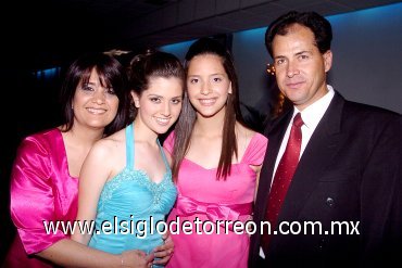 03052007
Andrea en compañía de sus padres, Irma Sosa de Delgado y Rafael Delgado García y su hermana Valeria.
