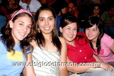 03052007
Cristina y Mirna González, Ercel Mireles e Imelda Cortés.