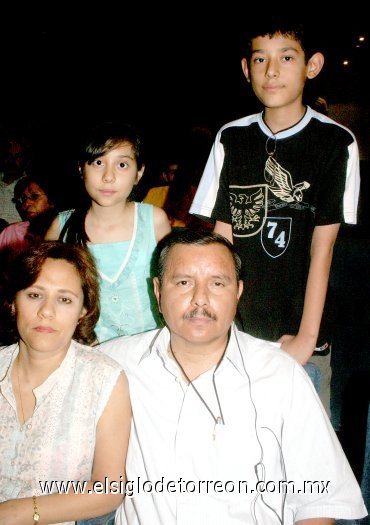04052007
Homero Moreno, María del Pilar García, Adrián e Iris Moreno.