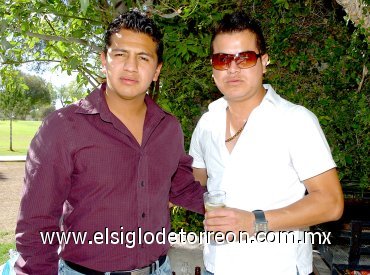 04052007
Josué Vázquez y Eduardo García felicitaron a Jesús Sotomayor