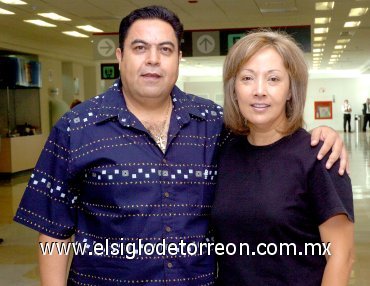 01052007
Jesús Martínez viajó a Guadalajara y lo despidió Angélica de Martínez.