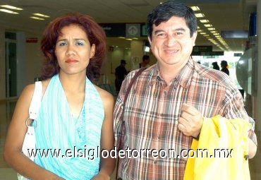 02052007
Carlos Trimar llegó de Ciudad Juárez, lo recibió Patricia Soto.