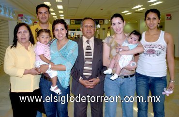 02052007
La atleta lagunera América Rangel con su esposo, Víctor Estrada, y su hijita Natalia para convivir con su familia. Los acompañan Fernando Rangel, Elena Gutiérrez, Ángela Álvarez, Ángela Rangel y Elena Rangel