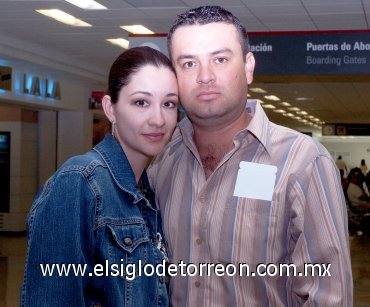 03052007
César Santos viajó a la Ciudad de México, lo despidió Claudia Álvarez.