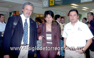 03052007
Érick Vittrup y Dulce Franco llegaron del DF, los recibió José Luis Trasfí.