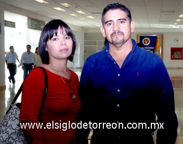 03052007
Francisco Javier López viajó al DF, lo despidió María Delfina Wong.