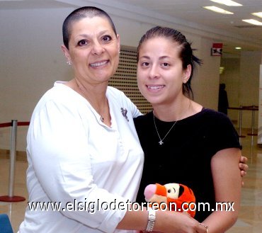 03052007
Natalia Rubio viajó a España, la despidió Aurora Conde.