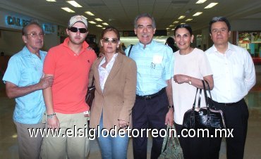 04052007
Ernesto Sánchez y Antonieta Ramírez viajaron al DF, los despidieron sus familiares.