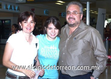 04052007
José Miguel Valenzuela viajó a Chile, lo despidieron Ana Cecilia y Ana Lucía Valenzuela.