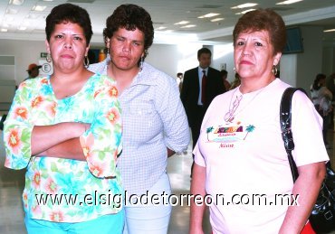 04052007
María Luisa, Emma y Leonor Castro viajaron a Tijuana.