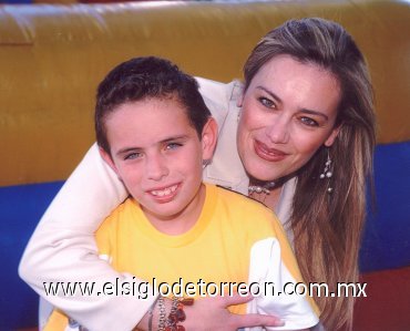 10052007
Martha Correa con su hijo Rogelio Medina.