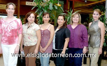 05052007
Pilar Arrañaga fue festejada con motivo de su viaje a Brasil, por sus amigas Mily de Calderón, Tita de Márquez, Tete de amartínez, Carmen Lomelí y Rocío Arrañaga