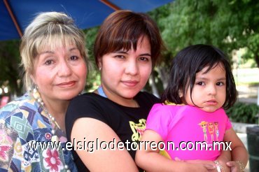 05052007
Yolanda de Quiñones, Yasmín de Figueroas y Yolanda Yasmín Figueroas Quiñones, forman parte de tres generaciones