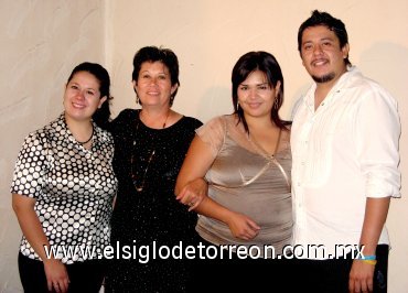 06052007
Jaque Bravo de Lozoya, Vanesa y Felipe Bravo con su mamá Lety.
