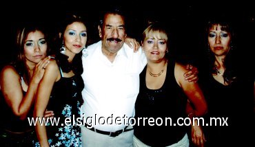 06052007
Jesús Quezada Pérez con sus hijas Maru, Juanis, Margarita y Lupita Quezada Valenzuela, en el festejo que le ofrecieron con motivo de su cumpleaños.