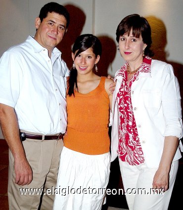 06052007
María Isabel Lugo Nogueira con sus padres, Raúl Lugo y Yolanda Nogueira de Lugo.