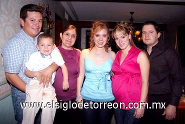 07052007
La festejada junto a Linda y Pablo Carrillo, Ody y Faruk Fernández.