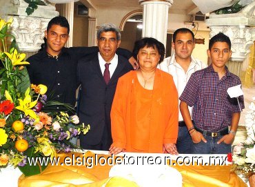 07052007
Sanjuana Mesta de García y Vicente García celebraron 30 años de casados juto a su familia