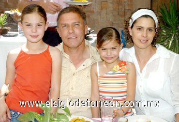08052007
Ernesto y Olga Díaz Flores con sus hijas Mariana y Ana Paula Díaz Flores