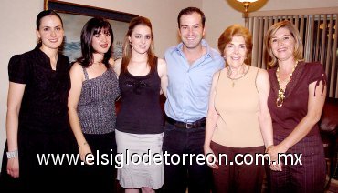 08052007
Maty Espada Ruenes y Ricardo Solana se casarán el próximo 11 de mayo y por tal motivo celebraron con ua cena acompañados de sus familiares