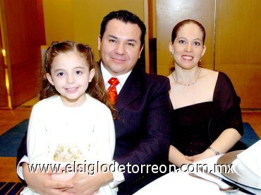 09052007
Guillermo Pérez-Canedo y Karina Sánchez de Pérez con su hija Karinita Pérez-Canedo Sánchez.