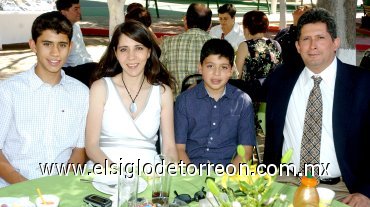 09052007
Gustavo Gutiérrez Kuri, Cucú Kuri de Gutiérrez, Eduardo Gutiérrez Kuri y Gustavo Gutiérrez.