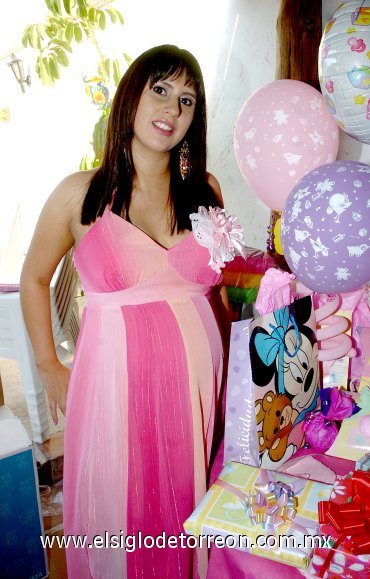 06052007
Fahra Zarur recibió regalos para su bebé.
