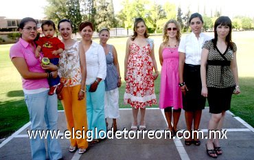 06052007
Gabriela de Orozco junto a Miguel Ángel Orozco Hernández, Cristy, Anel, Sol, Tere, Olga, María Elena y Jacqueline, en su fiesta de canastilla.