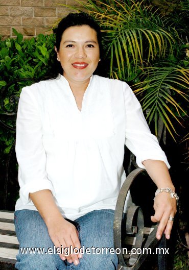 06052007
Liliana Gutiérrez de Dingler, en la fiesta de regalos que le ofrecieron por el próximo nacimiento de su bebé.