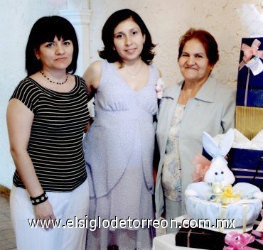 06052007
Vera Cristal Marmolejo de Robles, en la fiesta de canastilla que le organizaron su suegra, Margarita del Río Robles y su cuñada, María de Jesús Robles del Río, en honor de la bebé que espera.