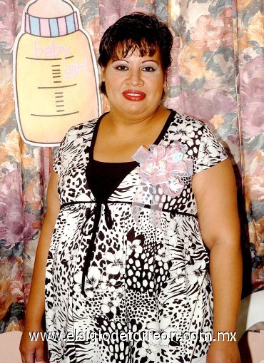 09052007
Patricia Maldonado, en la fiesta de regalos que le ofrecieron por el próximo nacimiento de su bebé, que será una niña.