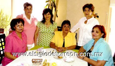 10052007
Blanca González de Silva recibió muchas felicitaciones, por la próxima llegada de su bebé.