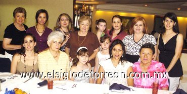 10052007
Laura Iturriria de Arizpe acompañada de sus amistades, en la fiesta de canastilla que le fue ofrecida por la llegada de su segunda bebé.