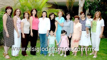 10052007
Liliana de Dingler estuvo acompañada por Marcela, Lisy, Ava Isabel, Coca, Rosa, Mary, Maru, Dinorah, Ximena, Mariángel y Valeria, en su fiesta de regalos