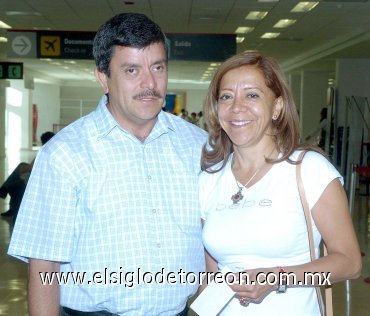 05052007
Lourdes Ortiz viajó a la Ciudad de México, la despidió Hugo Ortíz